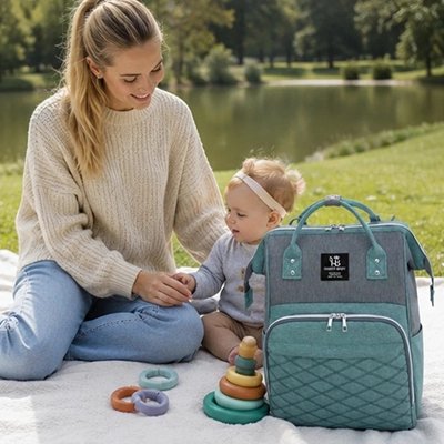 Sac a langer vert, maman bien installer avec son bébé et son sac 