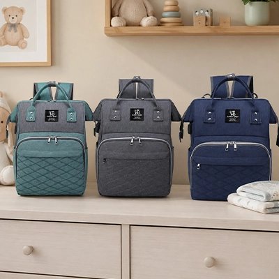 Sac a langer  vert, noir et bleu pausés sur une table 