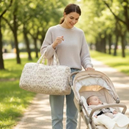 Sac a langer beige chiné que maman porte dans son bras