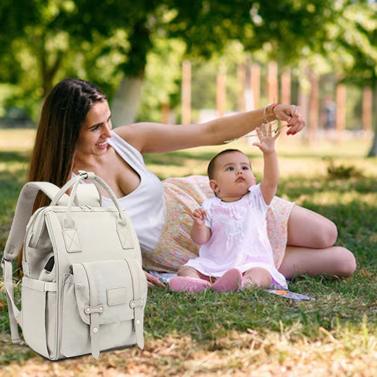 sac à dos à langer beige, maman s'amuse son avec bébé