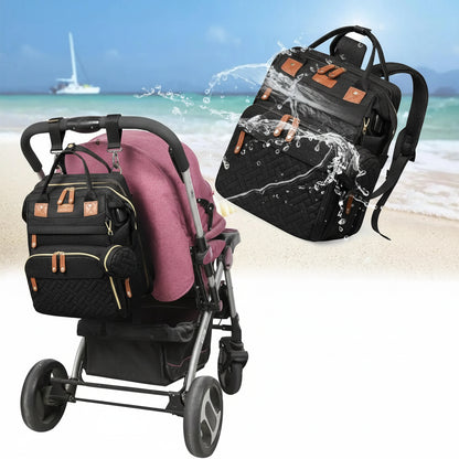 sac à dos sac à langer noir imperméable accroché sur la poussette