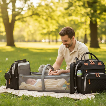 sac à dos sac à langer noir papa tout souriant regarde son enfant dormi