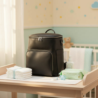 sac à langer noir posé sur la table à langer de bébé