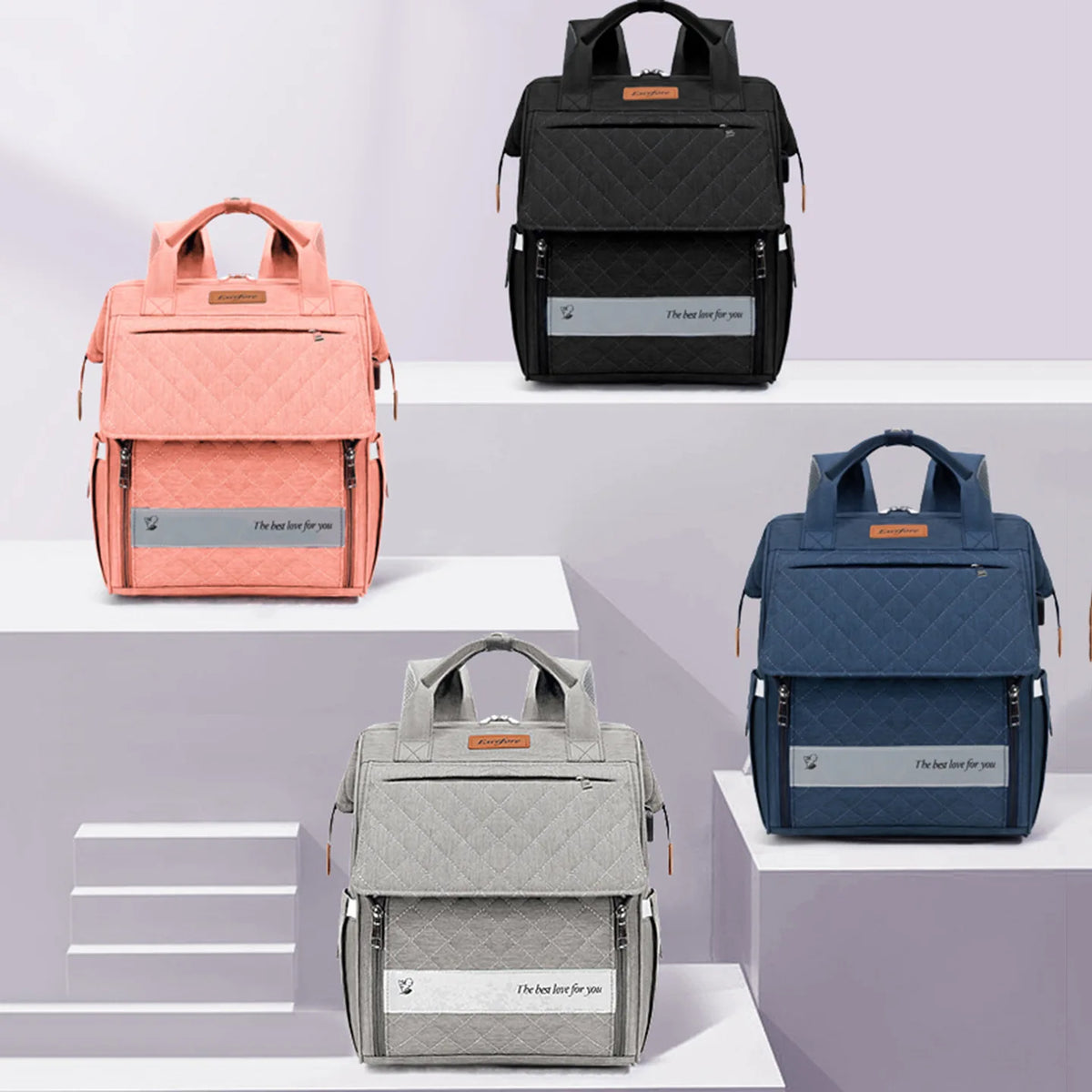 sac à langer sac à dos gris , noir, rose et blei rangés sur les étagères