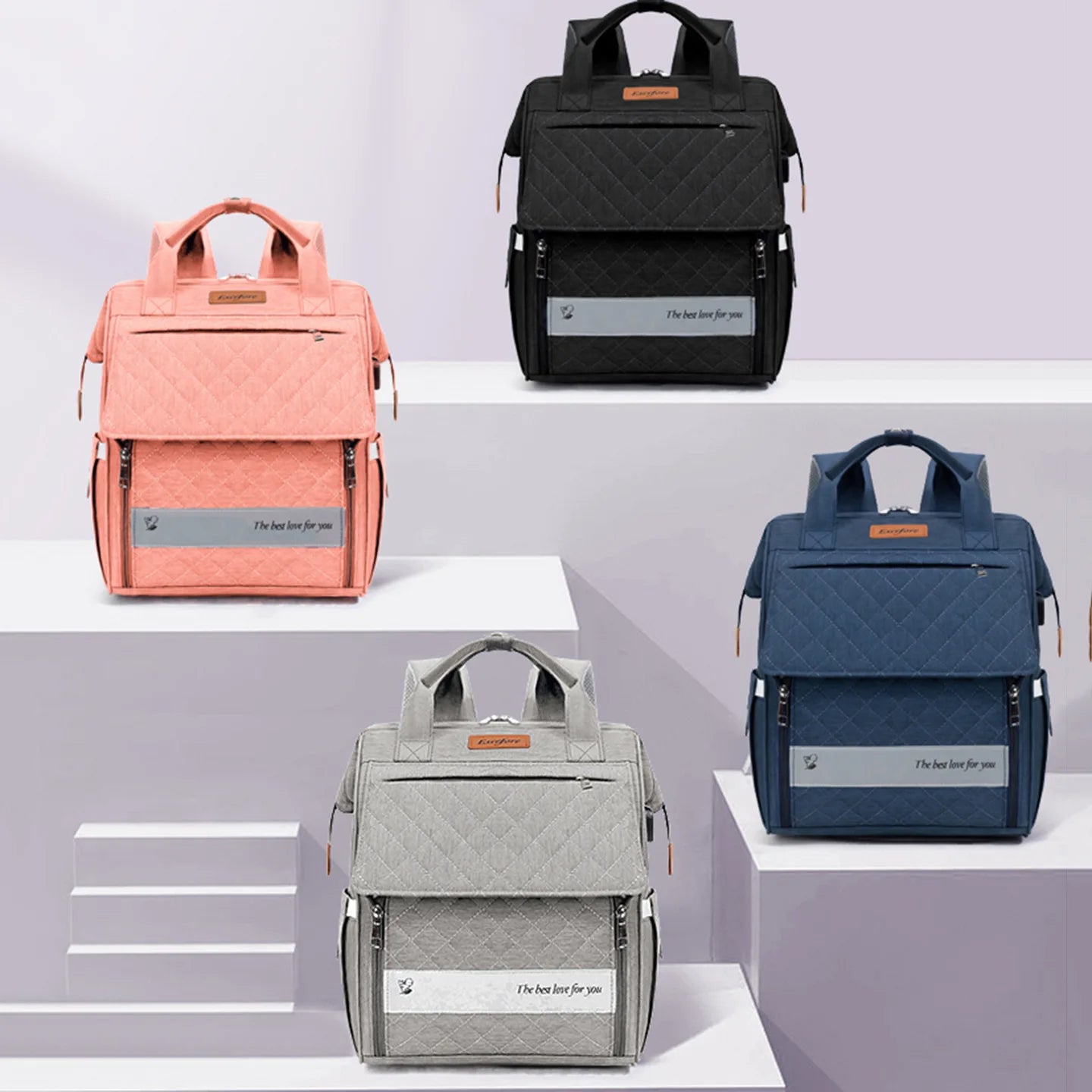 sac à langer sac à dos gris , noir, rose et blei rangés sur les étagères