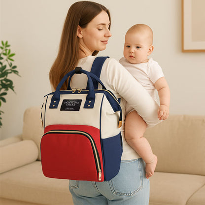 sac a dos a langer multicolore, bébé et sa maman debout au salon