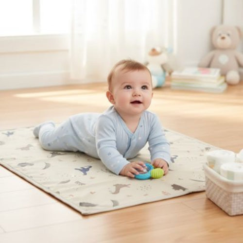 Tapis à langer nomade dinosaure bébé qui est coucé sur le ventre