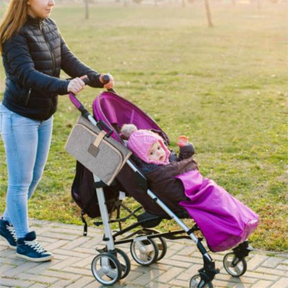 Tapis à langer nomade gris maman qui fait une marche avec son bébé