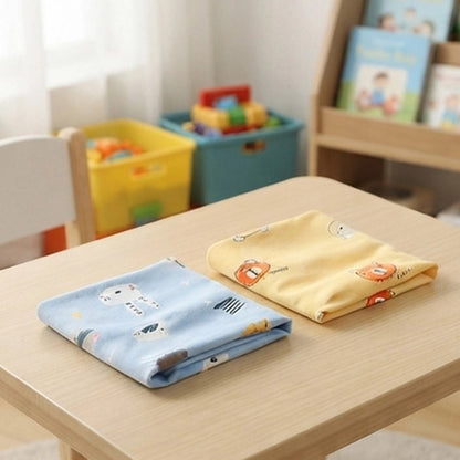 Tour de cou bebe bleu et jaune rangé sur la table 