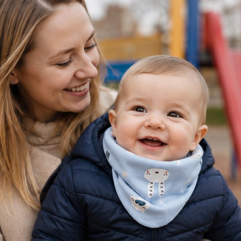 Tour de cou bebe bleu, maman qui porte son fils sur ses génoux