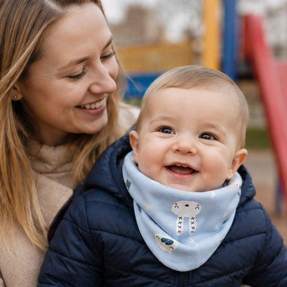 Tour de cou bebe bleu, maman qui porte son fils sur ses génoux