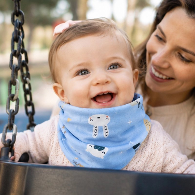 Tour de cou bebe bleu maman souriante qui balace son fils souriant au parc 