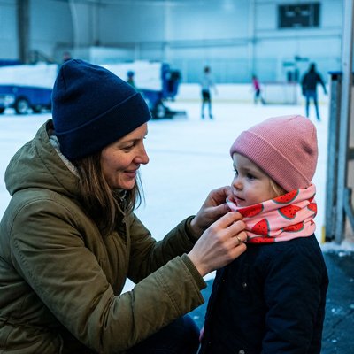 Tour de cou bebe fille maman au stade de sky avec sa fille 