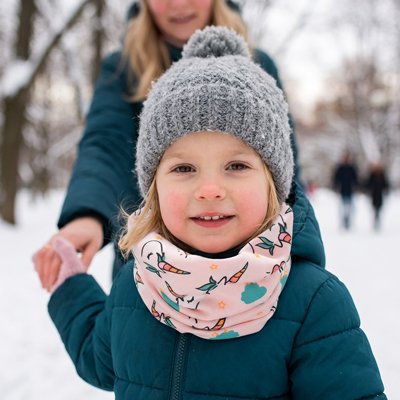 Tour de cou bebe fille maman sur la neige avec son enfant qui regarde face à la camera