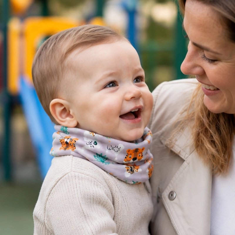 Tour de cou bebe gris, bébé tout souriant en regardant sa maman.