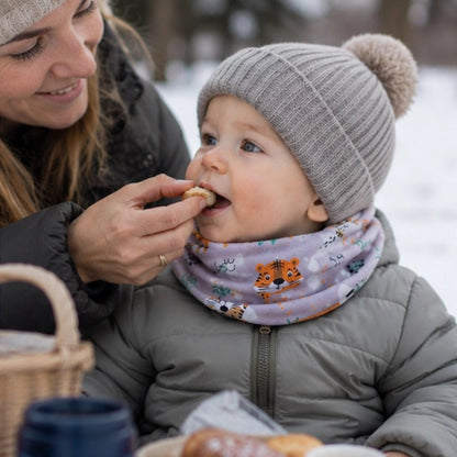 Tour de cou bebe gris maman nourrit son enfant