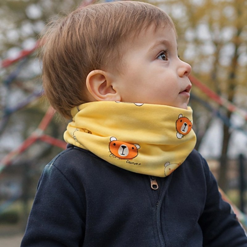 Tour de cou bebe jaune, bébé qui s'amuse au parc
