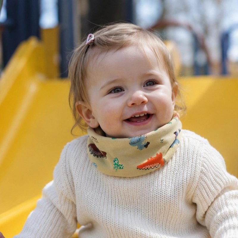 Tour de cou bebe jaune,  bébé tout souriant au parc
