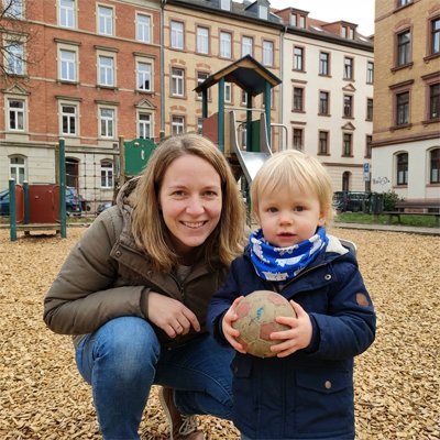 Tour de cou  bleu/dinosaure l.enfant au parc avec sa maman