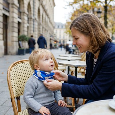 Tour de cou  bleu/dinosaure, maman protége bien le cou de son fils