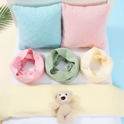 Tour de cou enfant rose ,vert et blanc bien exposés